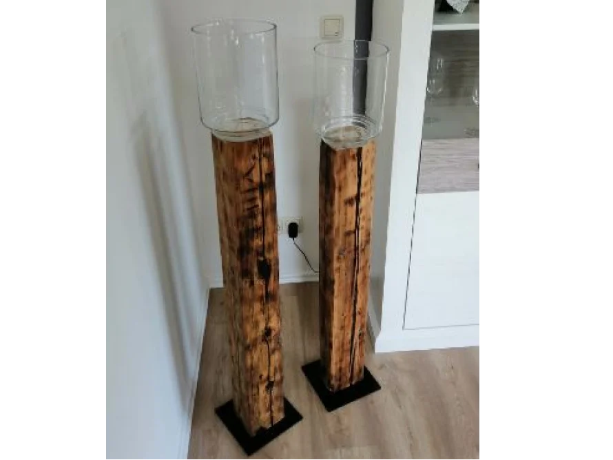 Zwei hohe Vasen auf Holzsockeln