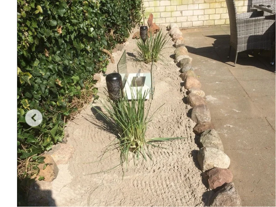 Gartenweg mit Kies und Steinen