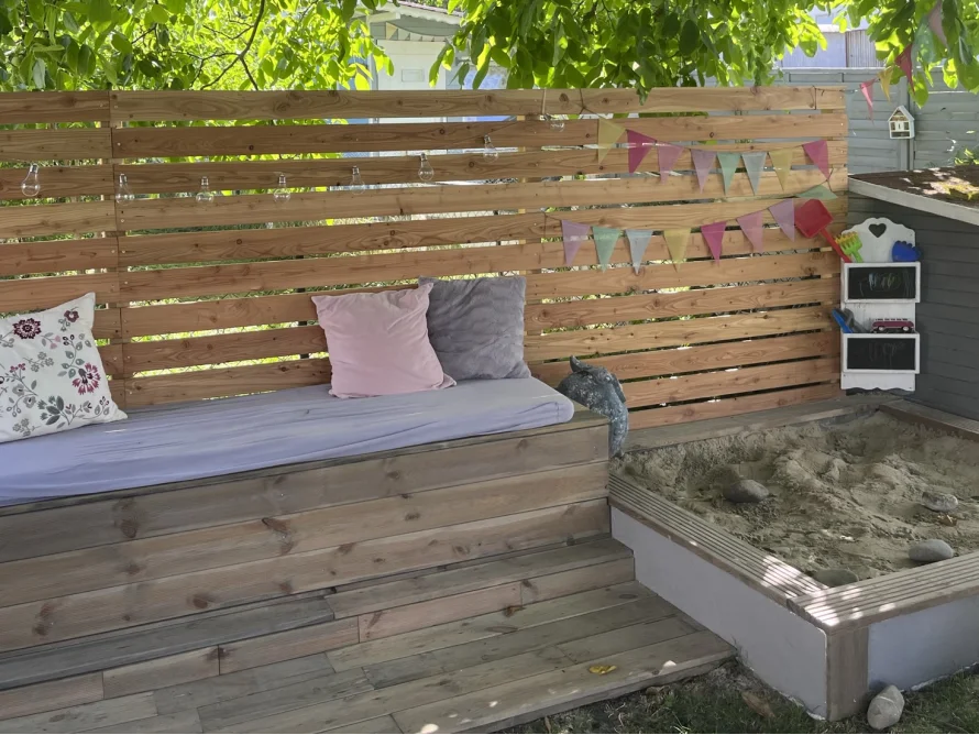 Sitzecke und Sandkasten aus Holz