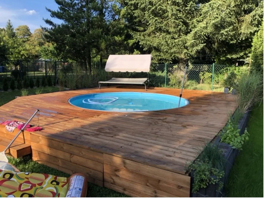 Runder Pool auf Holzterrasse im Garten