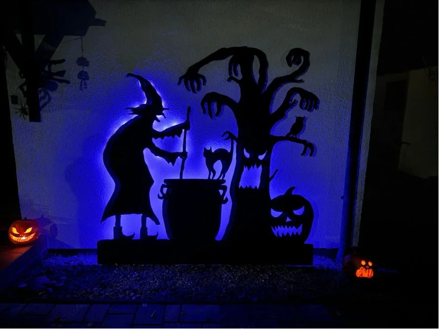Halloween-Dekoration mit Hexe und Zauberkessel