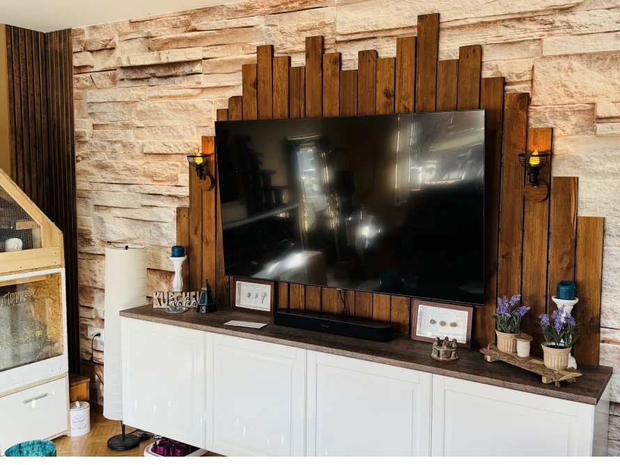 Fernsehwand aus Holz mit Deko