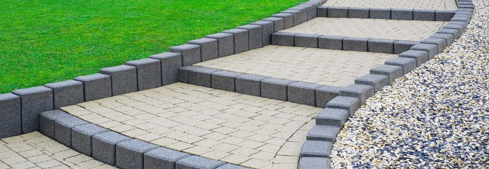 Gepflasterte Treppe im Garten
