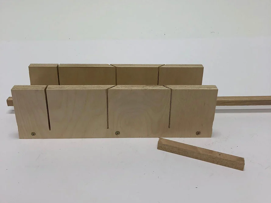 Gehrungsschneidlehre aus Holz