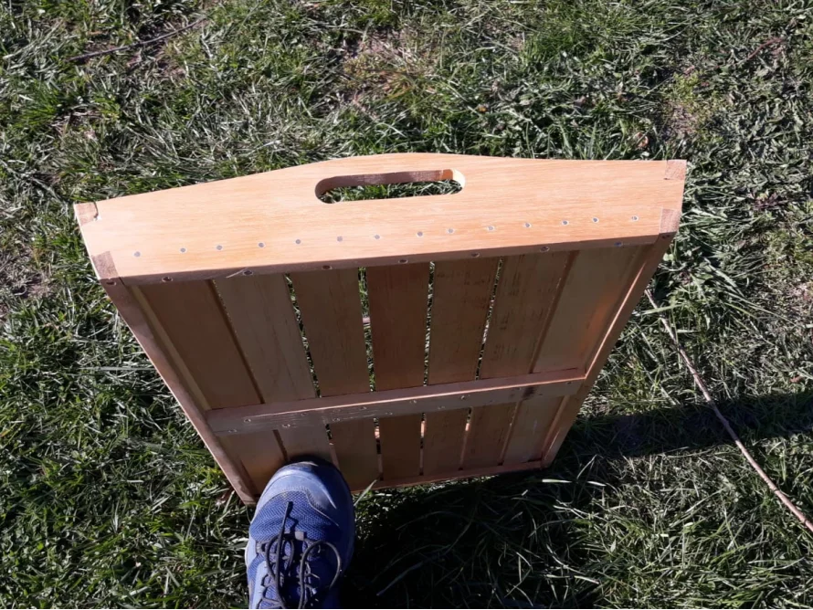 Holztablett auf Rasen