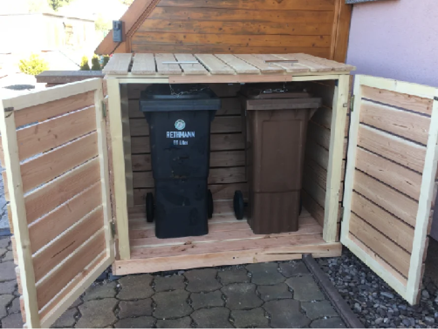 Offener Holzschrank mit zwei Mülltonnen