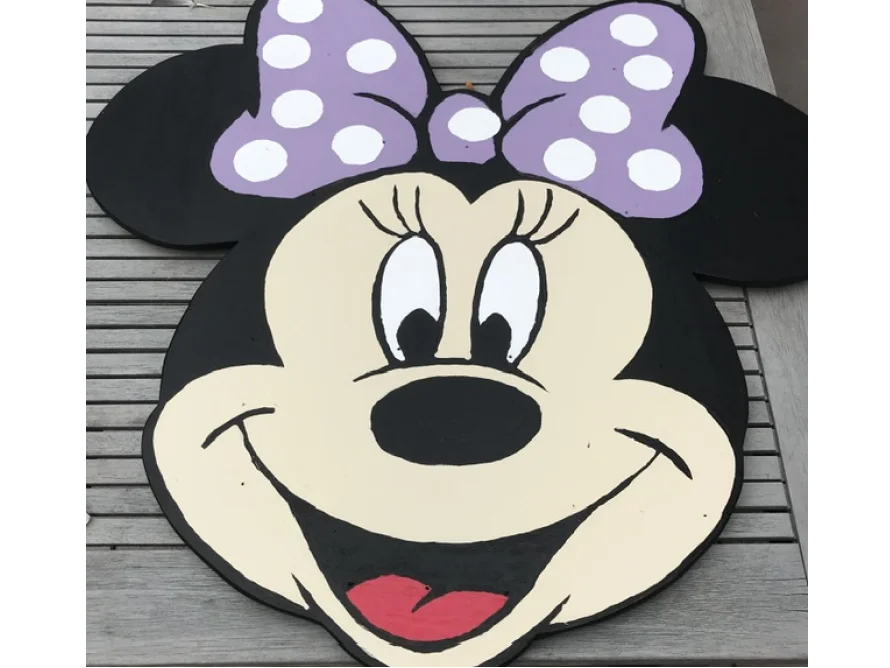 Micky Maus Gesicht mit lila Schleife