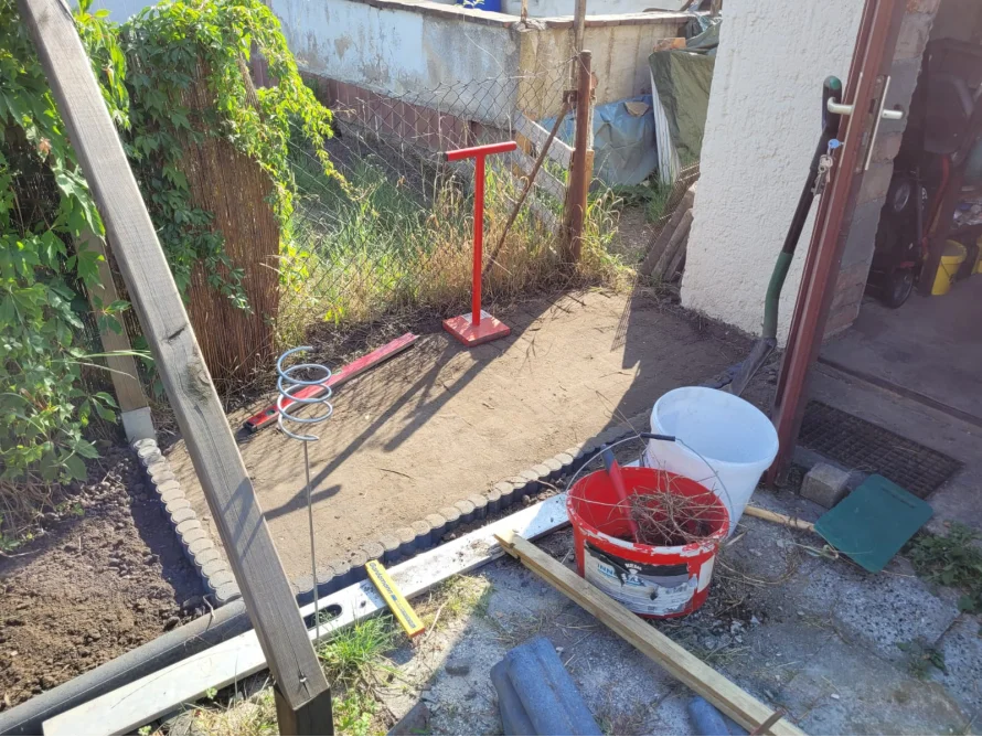 Gartenarbeit mit Erdanker und Wasserwaage