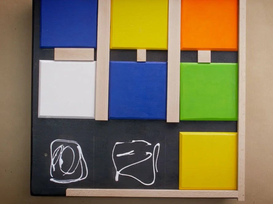 Bunte Quadrate auf einer schwarzen Fläche