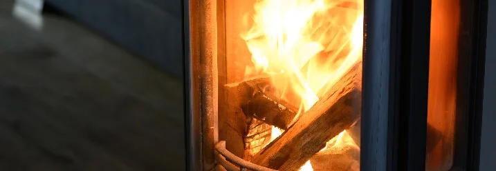 Ein moderner Kaminofen mit brennendem Feuer.
