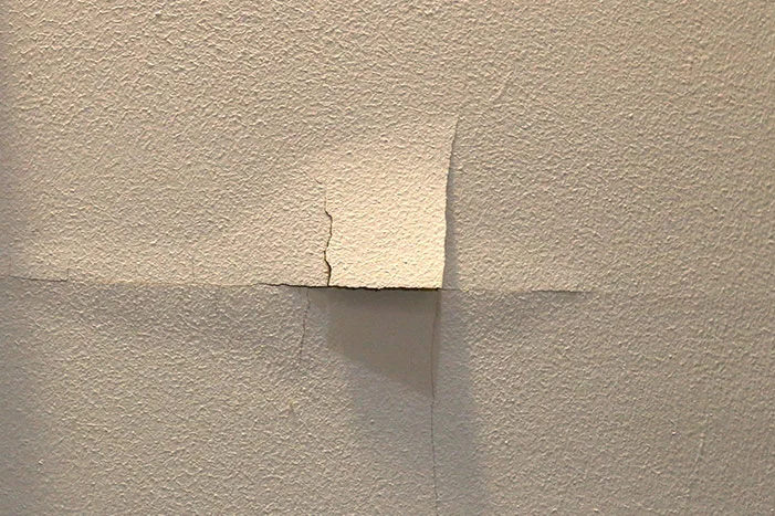 Abblätternde Tapete an der Wand