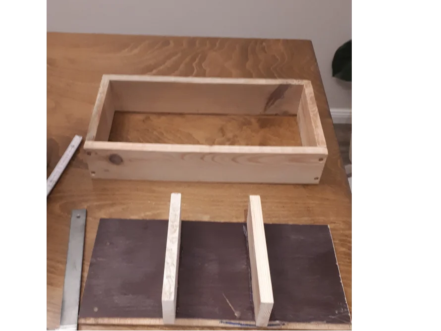Holzrahmen auf Tisch