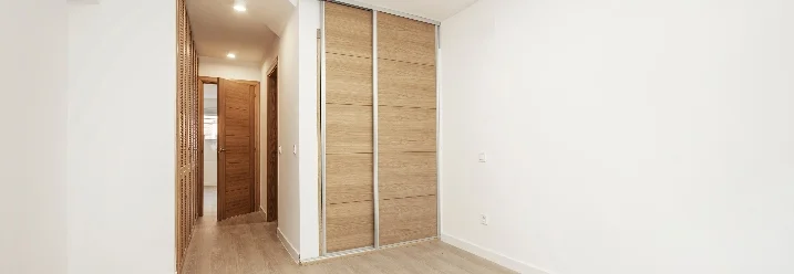 Leerer Raum mit Einbauschrank