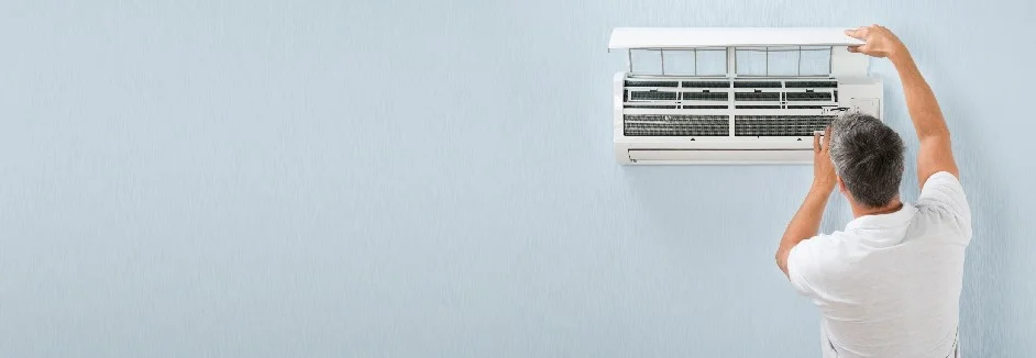 Person repariert Klimaanlage