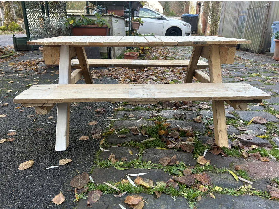 Ein selbstgebauter Picknicktisch aus Holz.