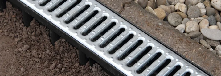 Metallrinne neben Kieselsteinbeet