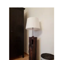 Stehlampe mit Holzsockel