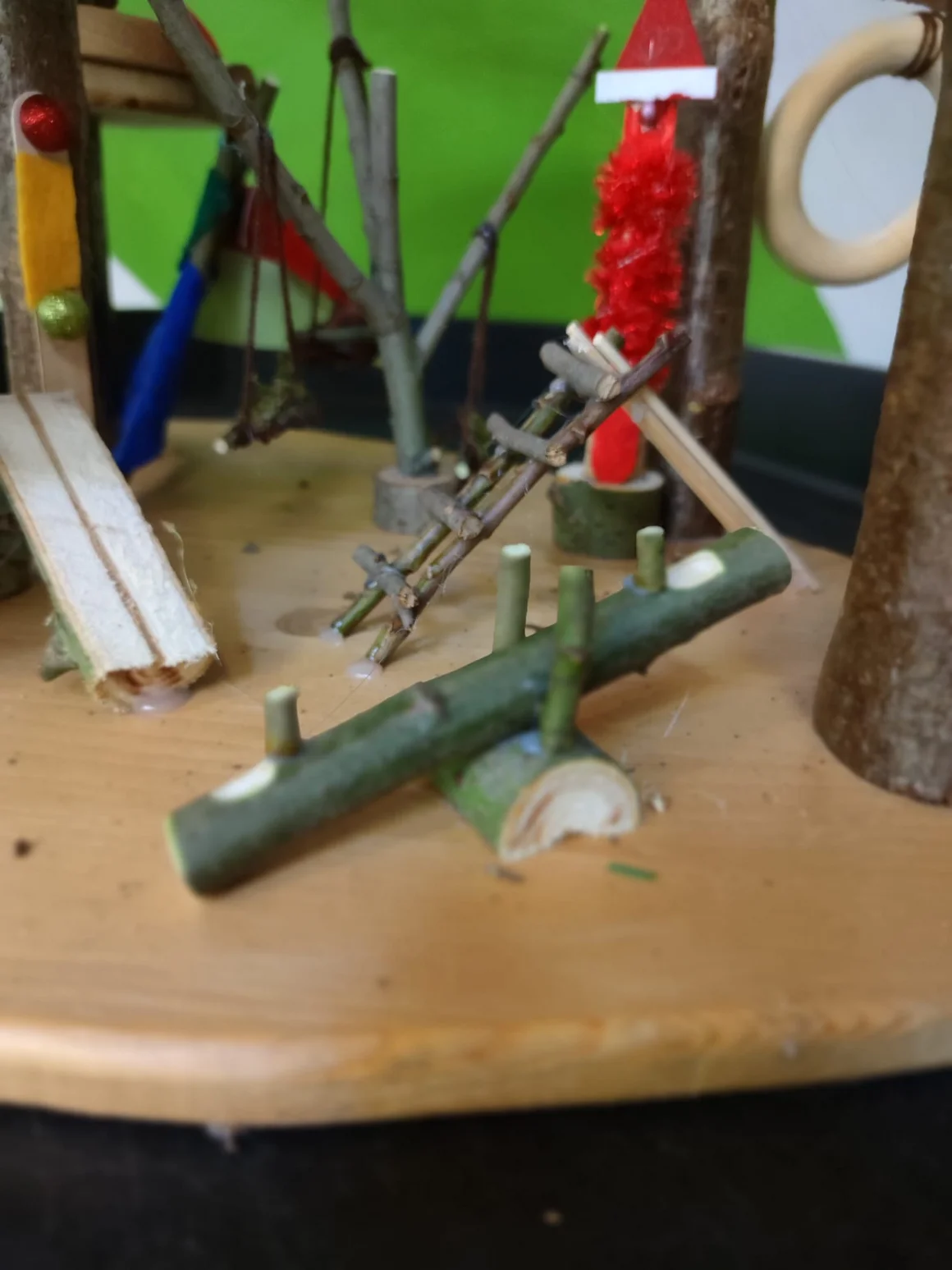 Ein gebastelter Miniatur-Spielplatz aus Zweigen und Ästen.