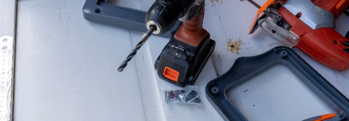 Werkzeuge auf Holzbrett