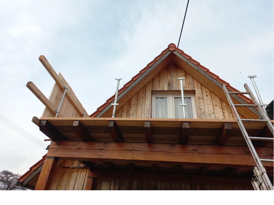 Holzhaus im Bau mit Gerüst