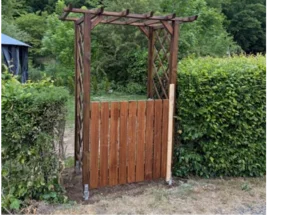 Gartenzaun mit Rankgitter aus Holz