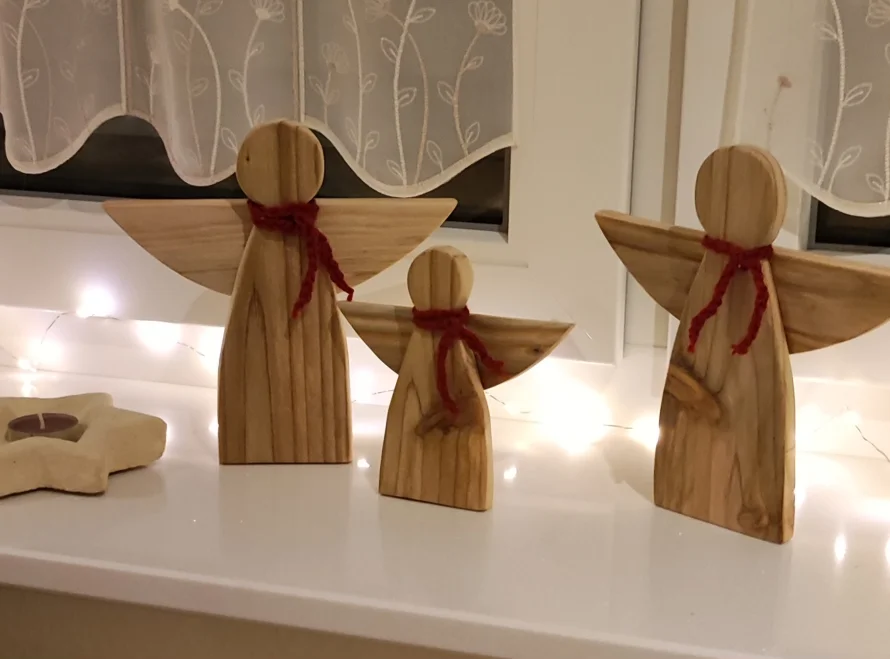 Drei Holzengel mit roten Schals