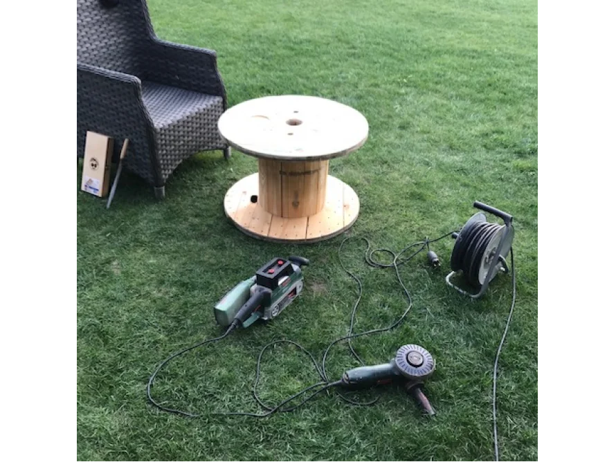 Tisch aus Kabeltrommel mit Werkzeug