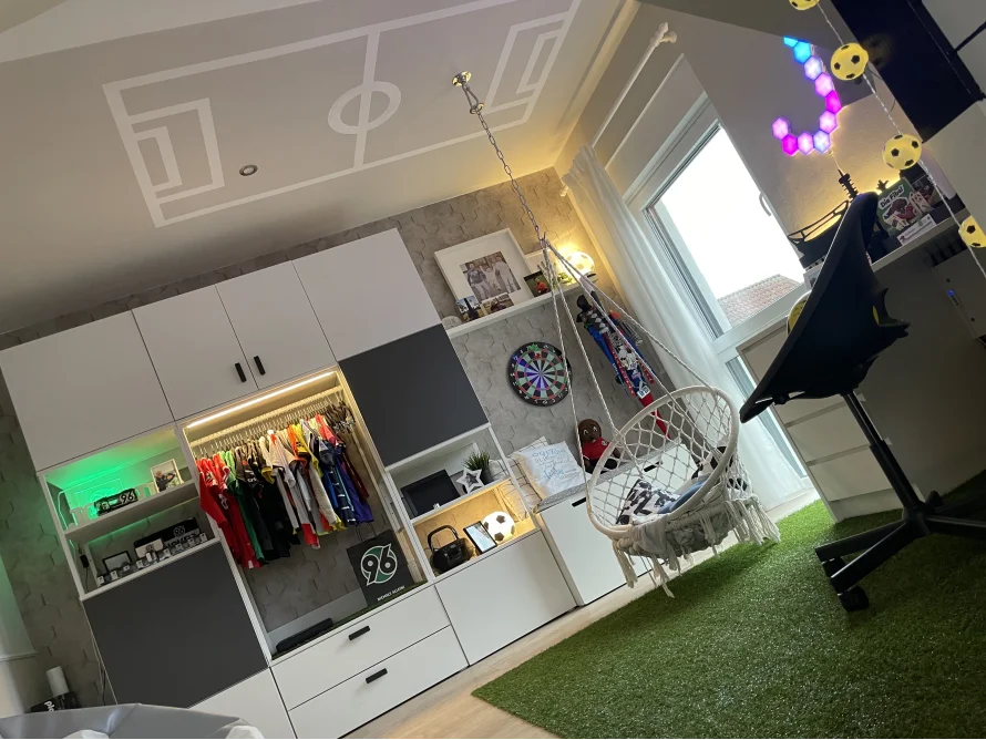 Ein Fußballzimmer mit einem Hängesessel und Kunstrasen.