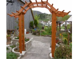 Geschwungener Rosenbogen aus Holz