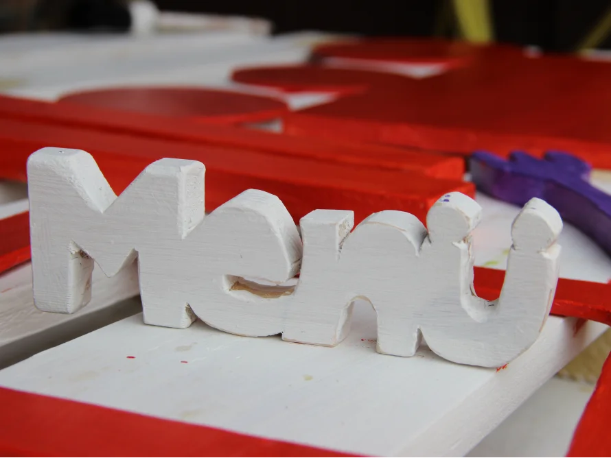 Weißer Schriftzug "Menü" auf einem Tisch
