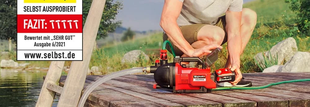 Person montiert eine Pumpe auf einem Steg