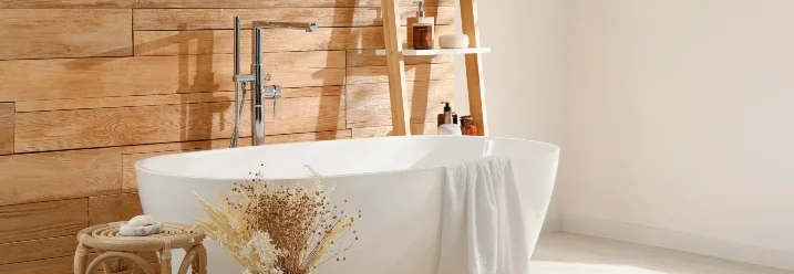 Stilvolles Badezimmer mit freistehender Badewanne