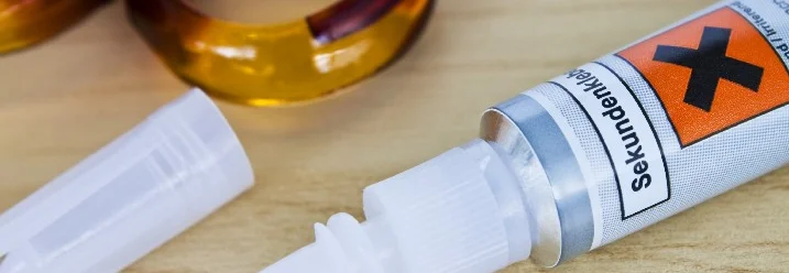 Offene Tube Sekundenkleber und Schere