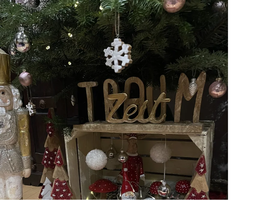 Weihnachtsdekoration mit Schriftzug Traumzeit