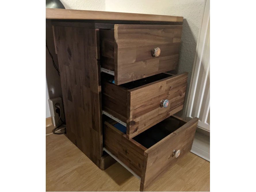 Holzkommode mit drei offenen Schubladen