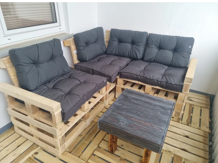 Sitzecke aus Paletten mit Auflagen