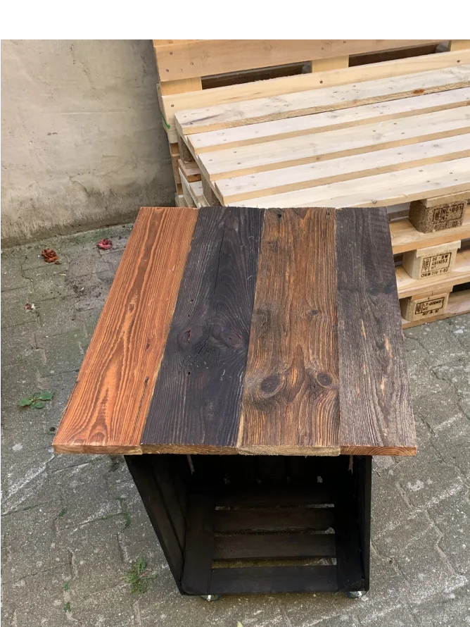 Tisch aus Holz mit Rollen