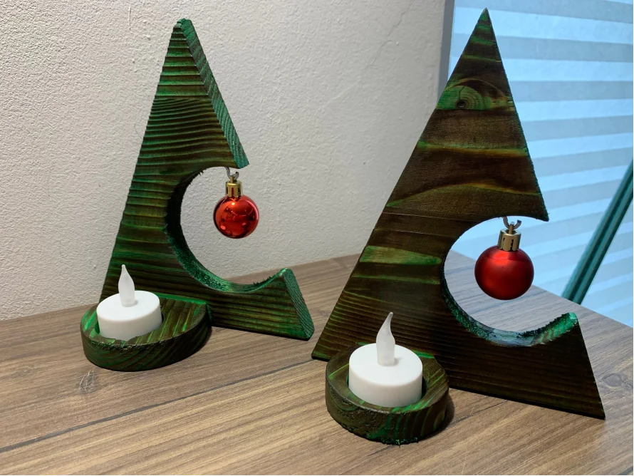 Zwei grüne Holz-Weihnachtsbäume mit Kerzen und Kugeln
