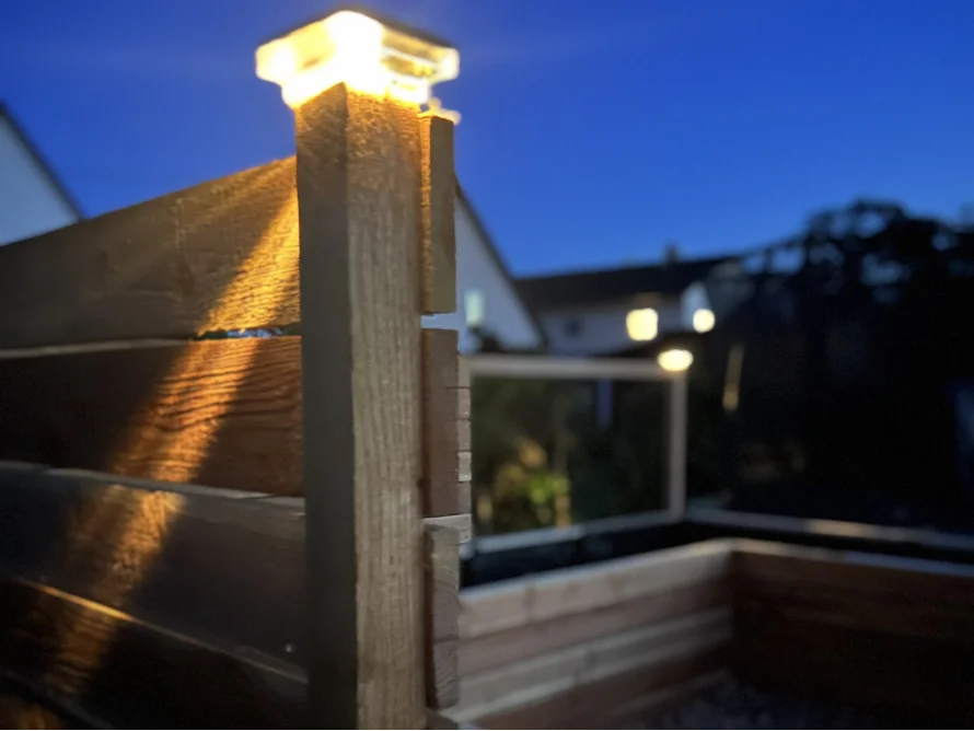 Holzkonstruktion bei Nacht beleuchtet