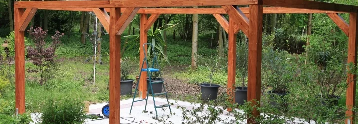 Holzgerüst einer Überdachung im Garten