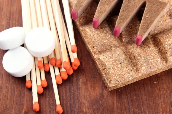 Anzünder,  Streichhölzer und Anzündepaste
