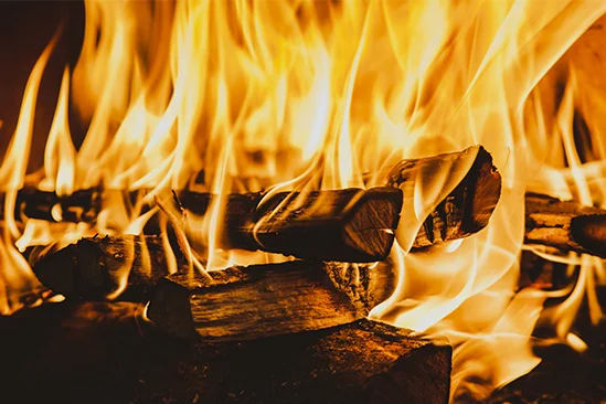 Helles Feuer brennt im Kamin