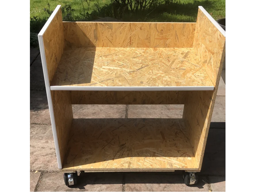 Holzregal mit zwei Ebenen auf Rollen