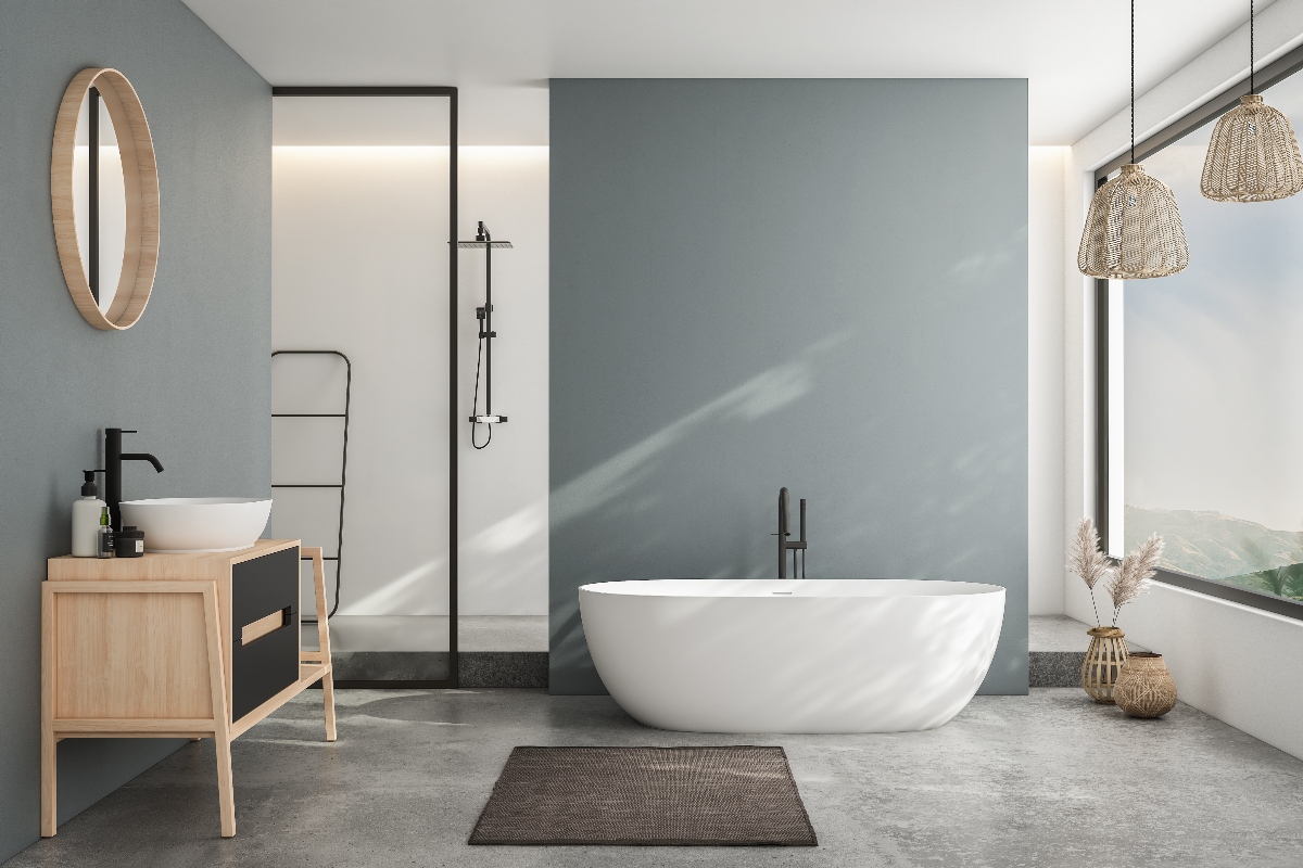 Modernes Badezimmer mit freistehender Badewanne