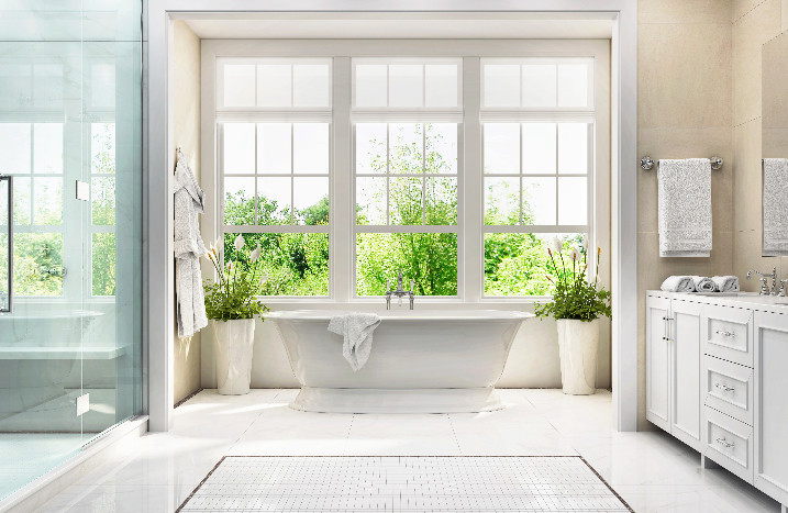 Helles Badezimmer mit freistehender Badewanne