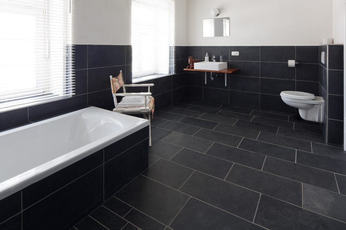Modernes Badezimmer mit schwarzen Fliesen