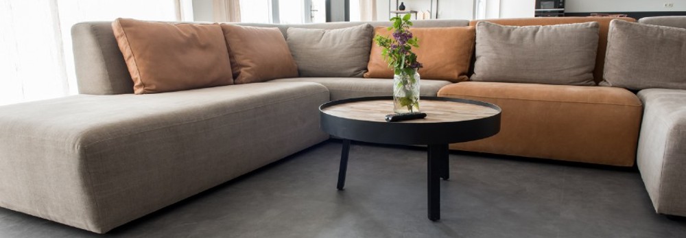 Ein modernes Wohnzimmer mit Sofa und Couchtisch