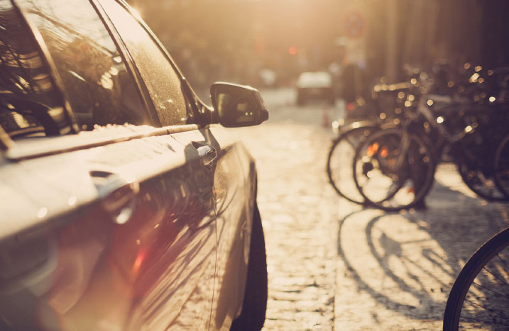 Auto und Fahrräder in der Sonne