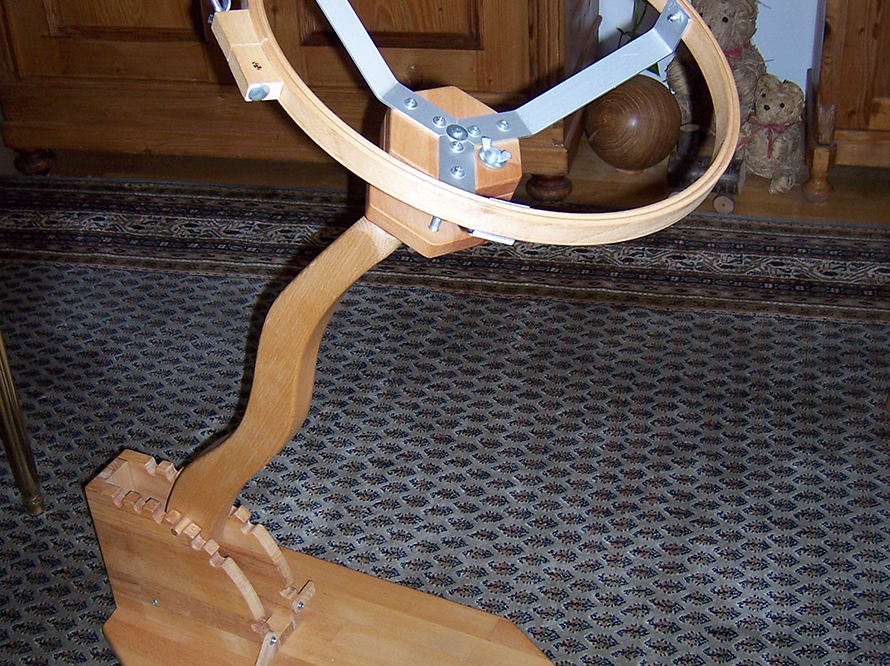 Holzgestell mit Stickrahmen