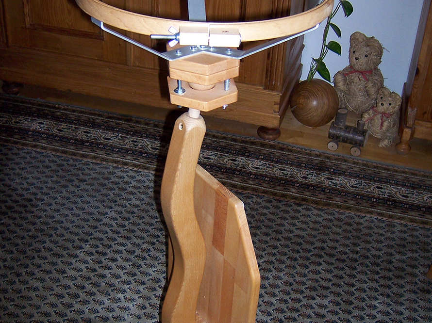 Holzgestell mit Stickrahmen